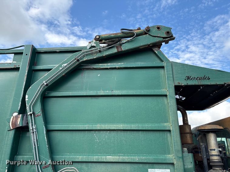 image for item ET6491 2002 Peterbilt 320 refuse truck