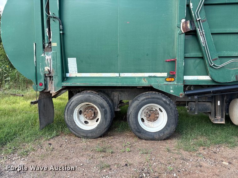 image for item ET6491 2002 Peterbilt 320 refuse truck