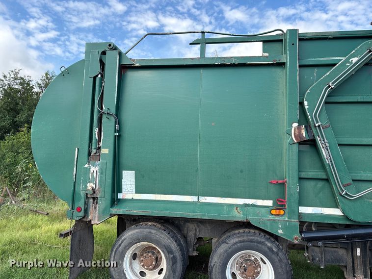 image for item ET6491 2002 Peterbilt 320 refuse truck