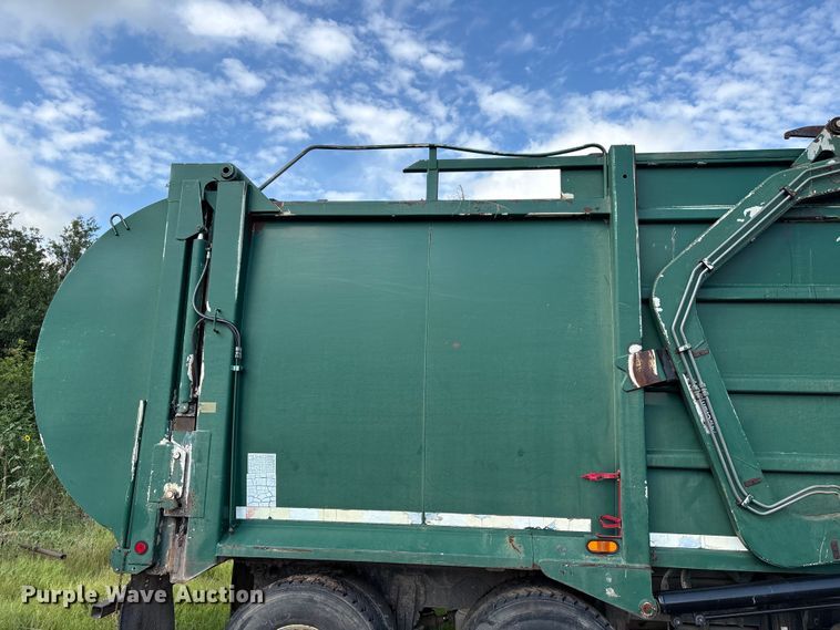 image for item ET6491 2002 Peterbilt 320 refuse truck