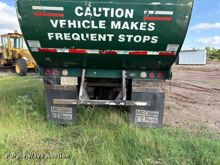 image for item ET6491 2002 Peterbilt 320 refuse truck