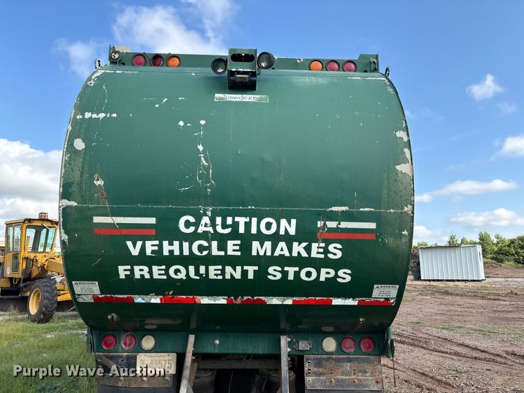 image for item ET6491 2002 Peterbilt 320 refuse truck