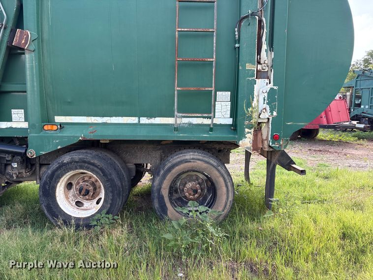 image for item ET6491 2002 Peterbilt 320 refuse truck
