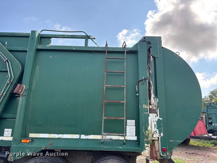 image for item ET6491 2002 Peterbilt 320 refuse truck