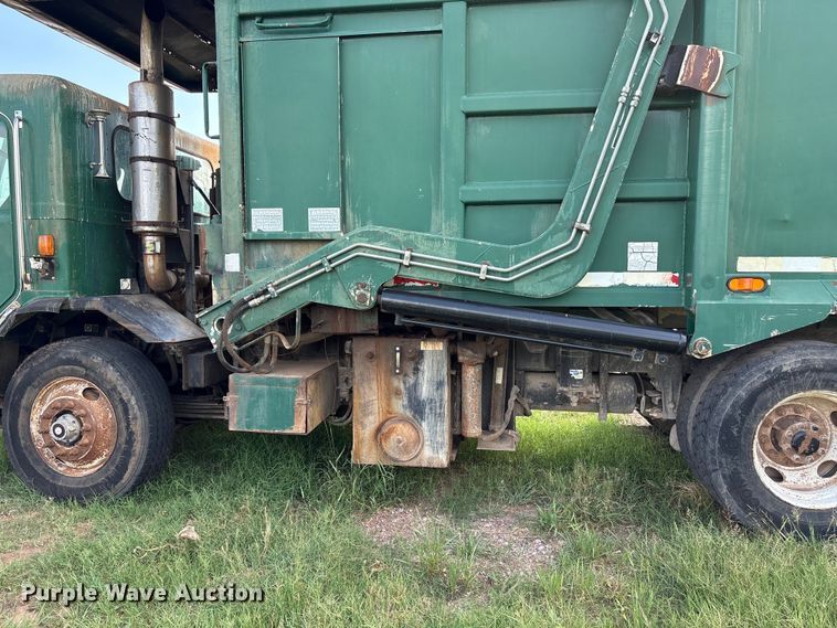image for item ET6491 2002 Peterbilt 320 refuse truck