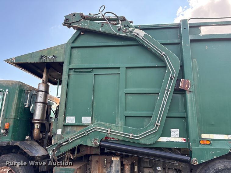 image for item ET6491 2002 Peterbilt 320 refuse truck