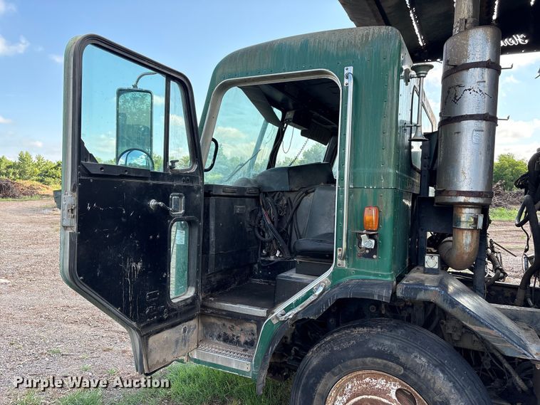 image for item ET6491 2002 Peterbilt 320 refuse truck