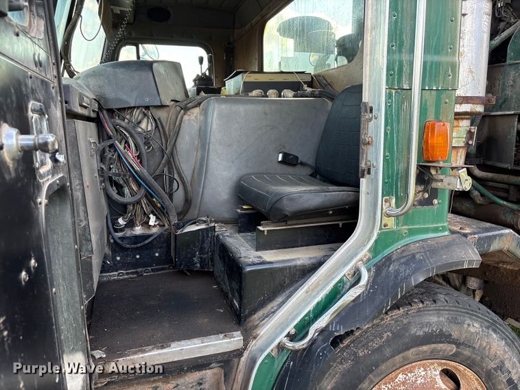 image for item ET6491 2002 Peterbilt 320 refuse truck