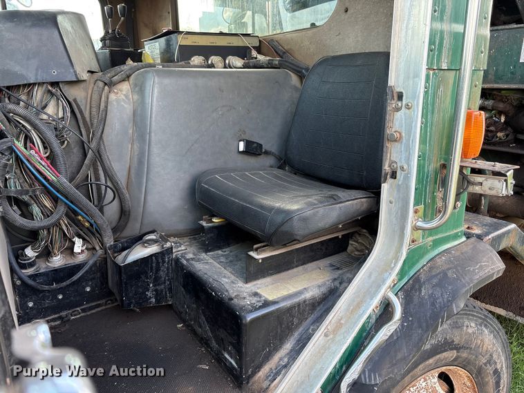 image for item ET6491 2002 Peterbilt 320 refuse truck