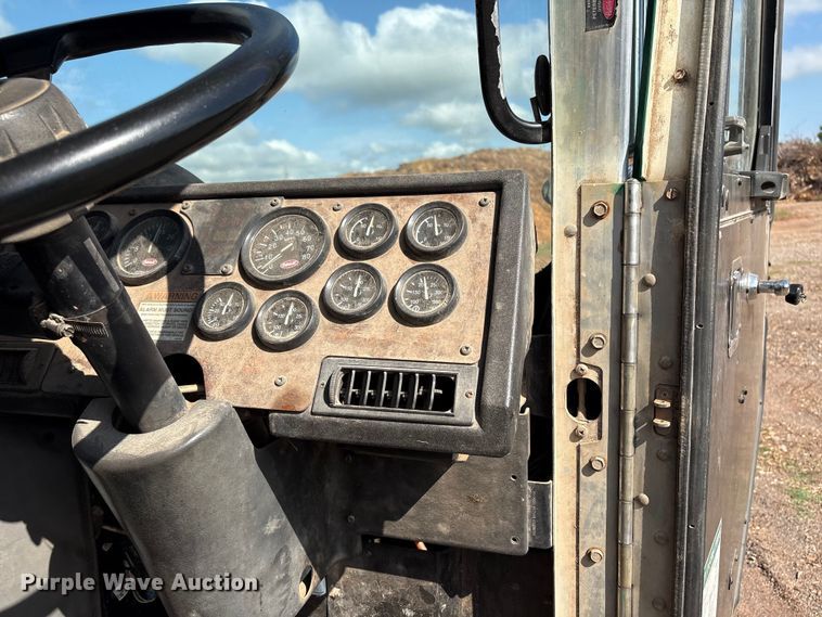 image for item ET6491 2002 Peterbilt 320 refuse truck