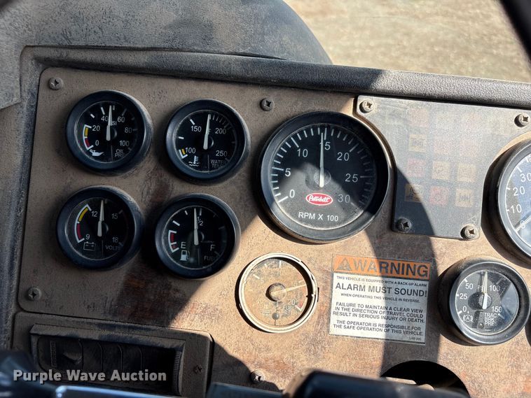 image for item ET6491 2002 Peterbilt 320 refuse truck