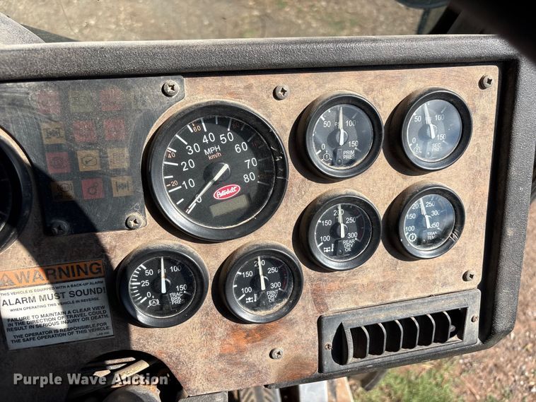 image for item ET6491 2002 Peterbilt 320 refuse truck