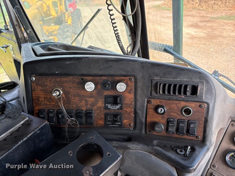 image for item ET6491 2002 Peterbilt 320 refuse truck