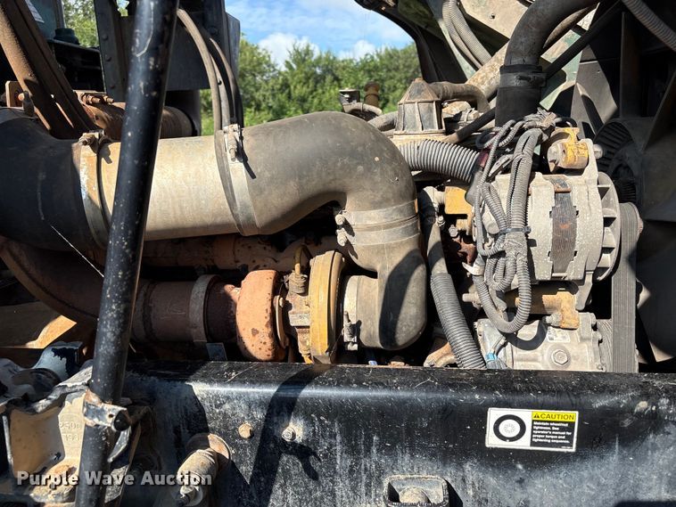 image for item ET6491 2002 Peterbilt 320 refuse truck