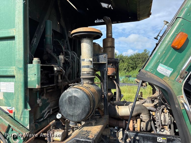 image for item ET6491 2002 Peterbilt 320 refuse truck