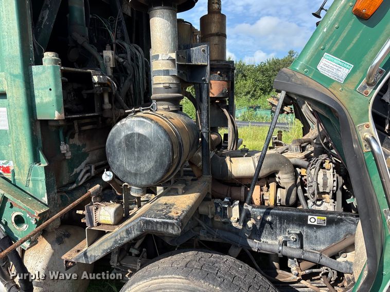 image for item ET6491 2002 Peterbilt 320 refuse truck