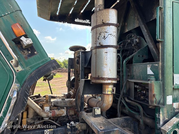 image for item ET6491 2002 Peterbilt 320 refuse truck