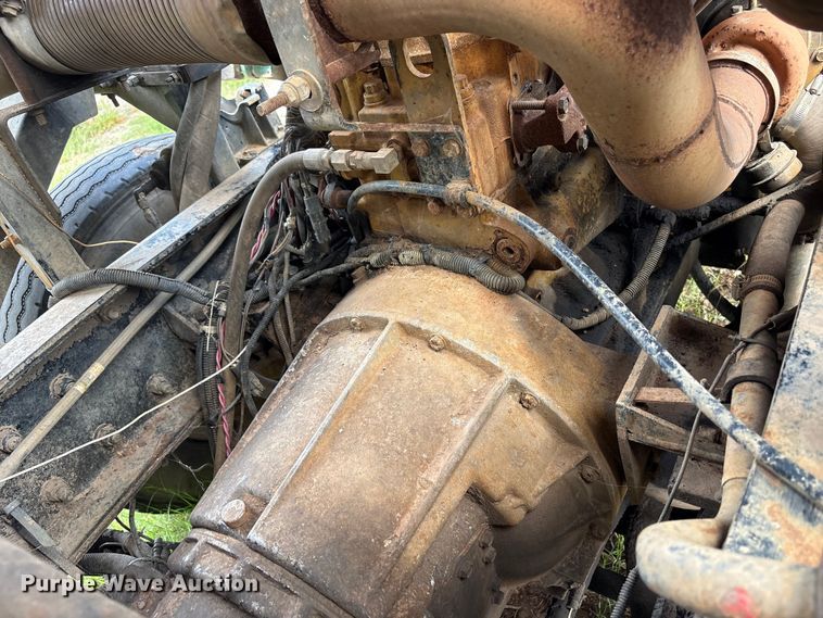image for item ET6491 2002 Peterbilt 320 refuse truck