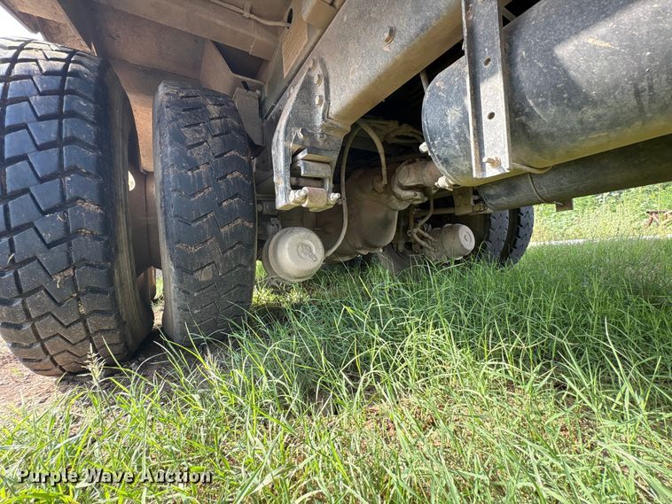 image for item ET6491 2002 Peterbilt 320 refuse truck