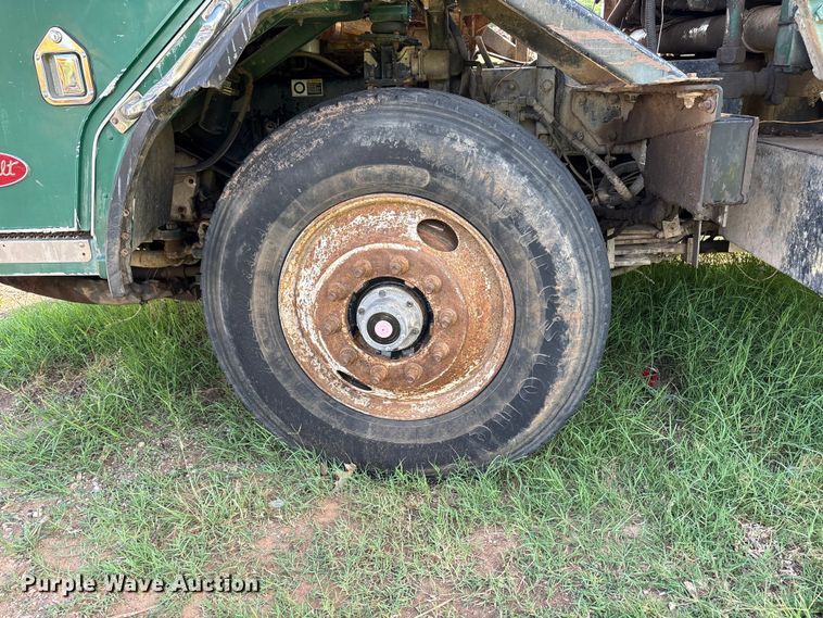 image for item ET6491 2002 Peterbilt 320 refuse truck