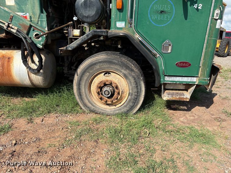 image for item ET6491 2002 Peterbilt 320 refuse truck
