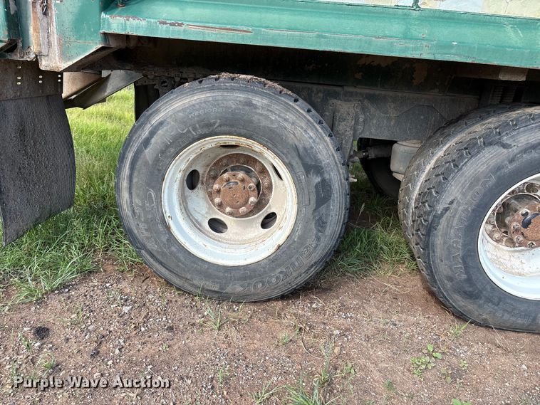 image for item ET6491 2002 Peterbilt 320 refuse truck