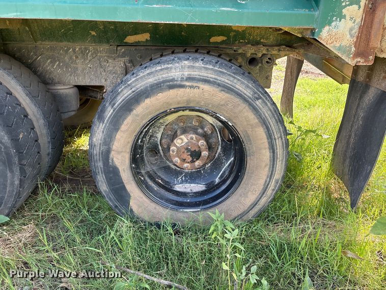 image for item ET6491 2002 Peterbilt 320 refuse truck