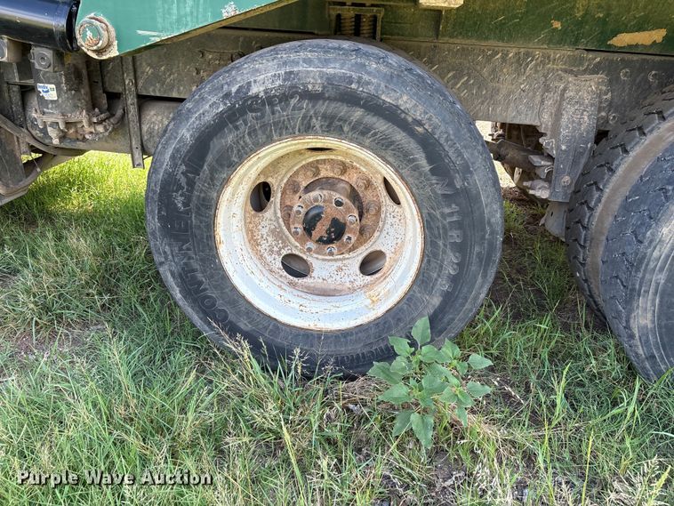 image for item ET6491 2002 Peterbilt 320 refuse truck