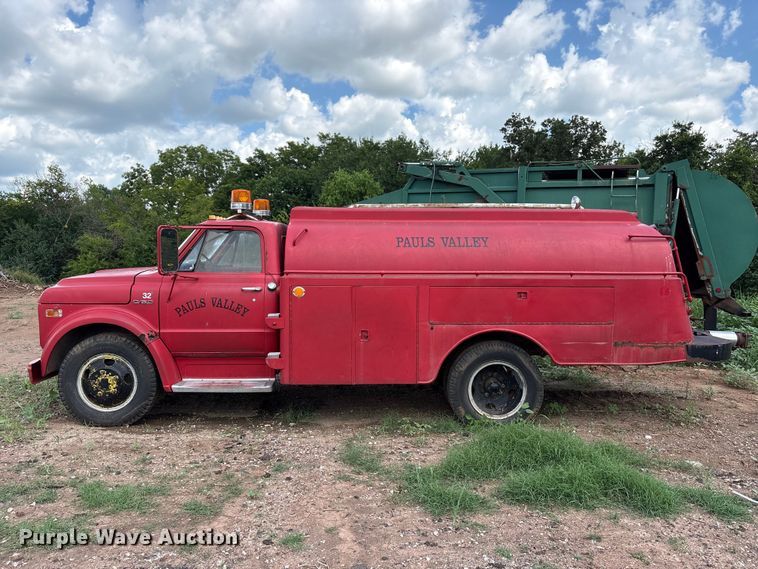 image for item ET6492 1968 Chevrolet C50 pumper fire truck