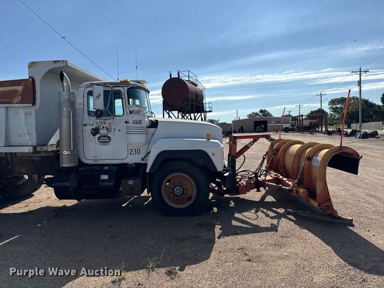 image for item EW4036 1991 Mack RD690S dump truck