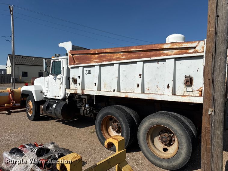 image for item EW4036 1991 Mack RD690S dump truck