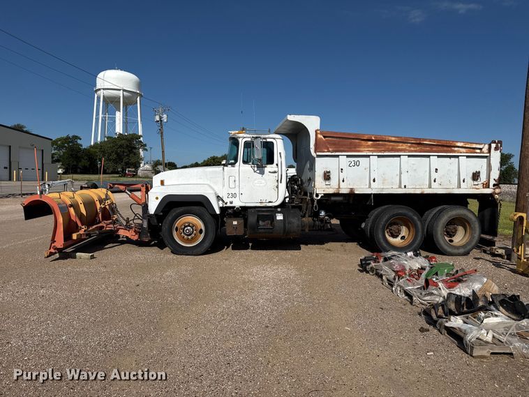 image for item EW4036 1991 Mack RD690S dump truck