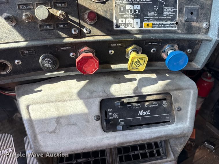 image for item EW4036 1991 Mack RD690S dump truck
