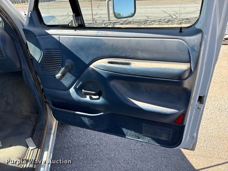 image for item EW4038 1995 Ford F-Super Duty utility / service truck