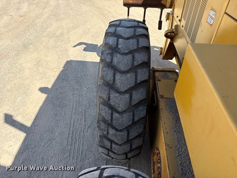 image for item EW4042 1999 Caterpillar 140H motor grader