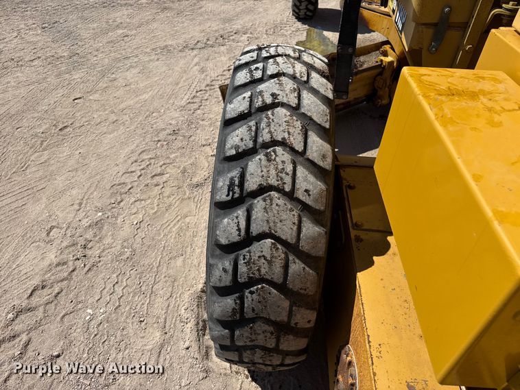 image for item EW4042 1999 Caterpillar 140H motor grader