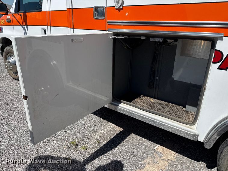 image for item EW4045 2000 Ford F450 Super Duty ambulance