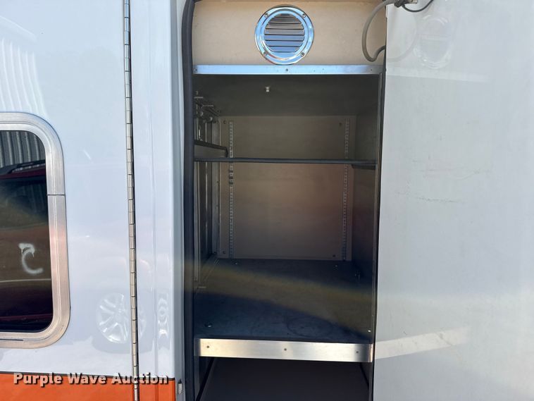 image for item EW4045 2000 Ford F450 Super Duty ambulance