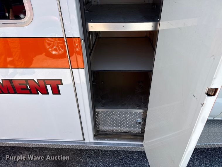 image for item EW4045 2000 Ford F450 Super Duty ambulance