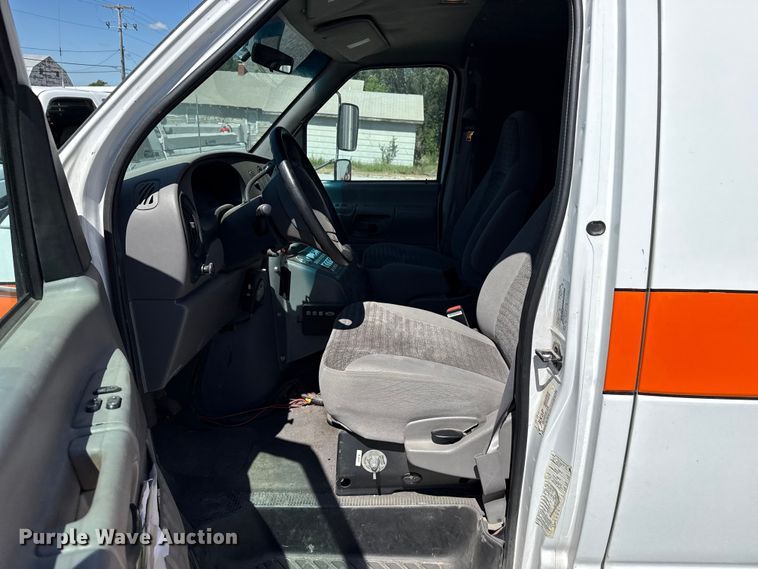 image for item EW4045 2000 Ford F450 Super Duty ambulance