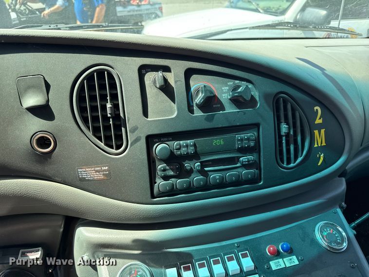 image for item EW4045 2000 Ford F450 Super Duty ambulance