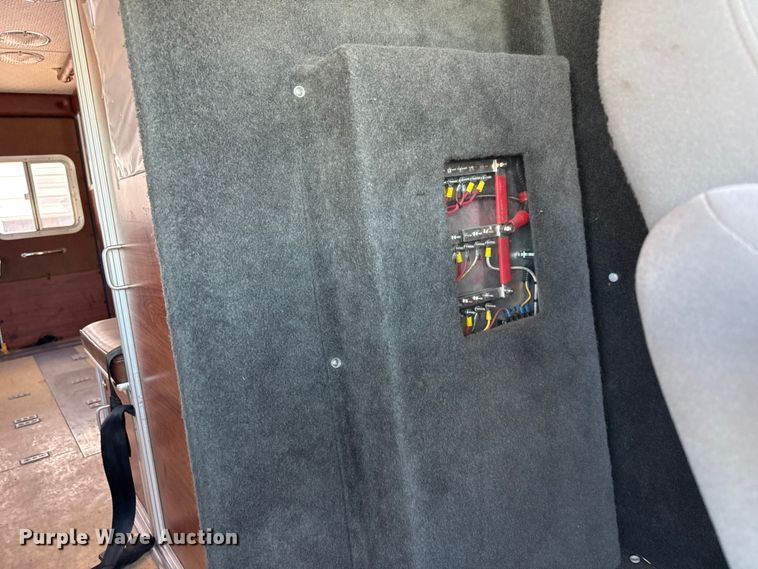 image for item EW4045 2000 Ford F450 Super Duty ambulance