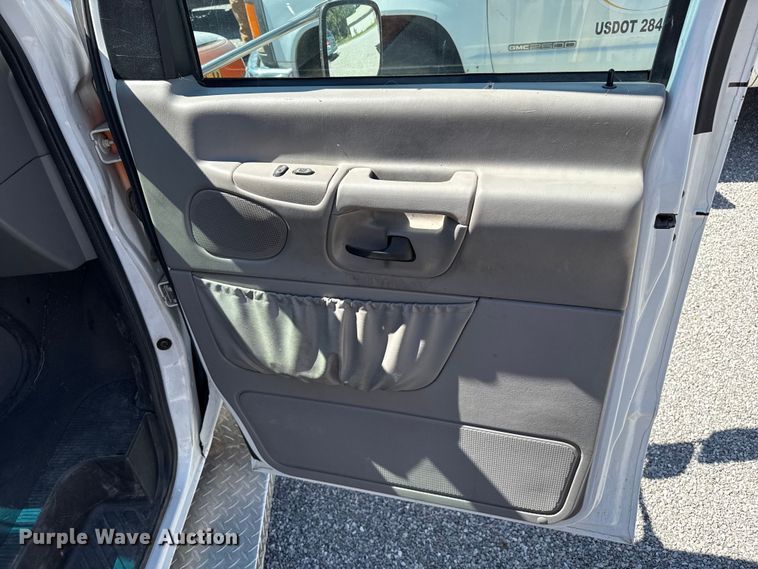 image for item EW4045 2000 Ford F450 Super Duty ambulance
