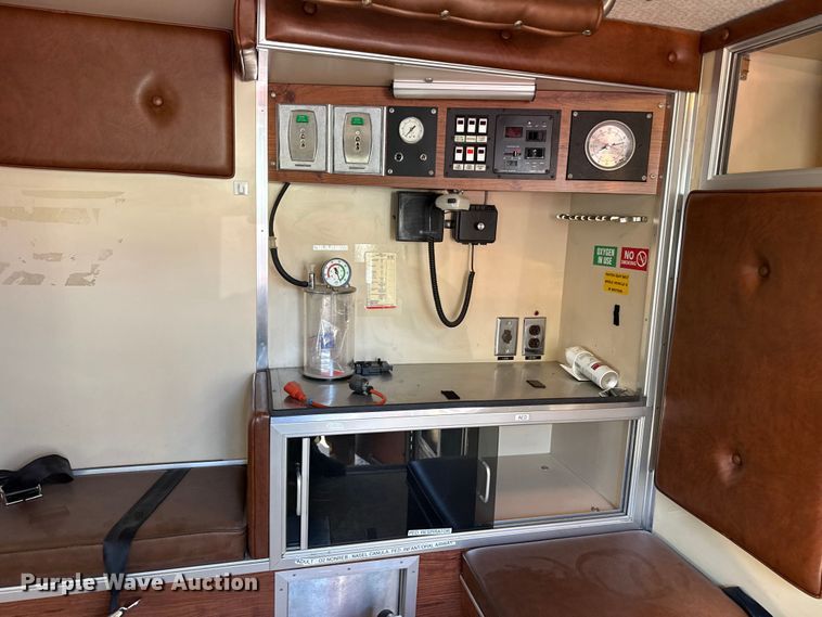 image for item EW4045 2000 Ford F450 Super Duty ambulance