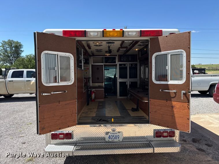 image for item EW4045 2000 Ford F450 Super Duty ambulance