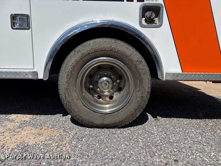 image for item EW4045 2000 Ford F450 Super Duty ambulance
