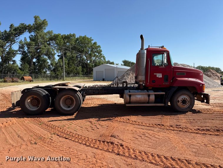 image for item EW4110 1998 Mack CH600 semi truck