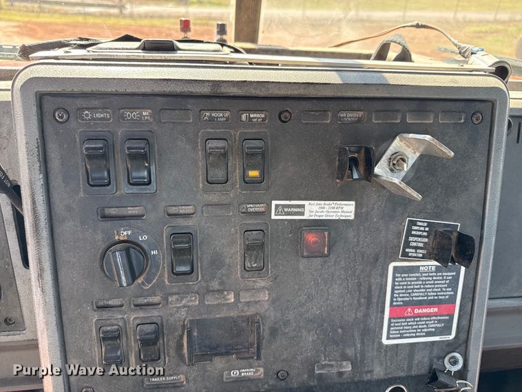 image for item EW4110 1998 Mack CH600 semi truck