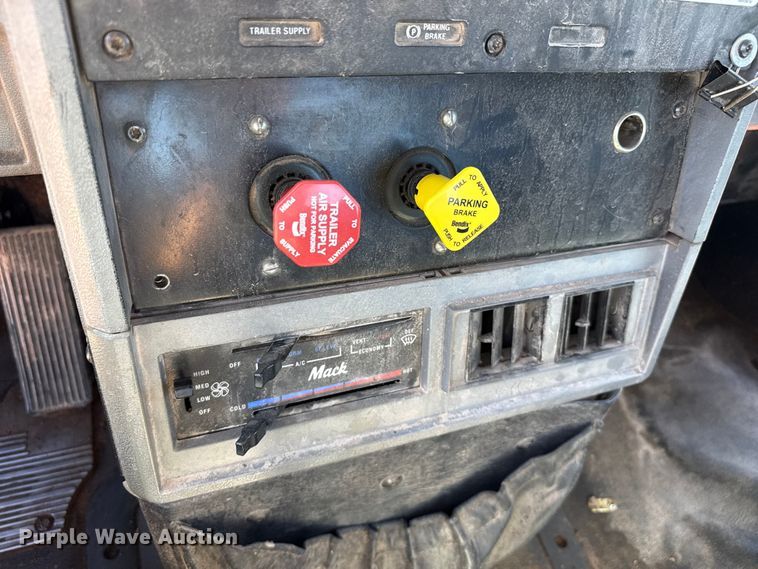image for item EW4110 1998 Mack CH600 semi truck