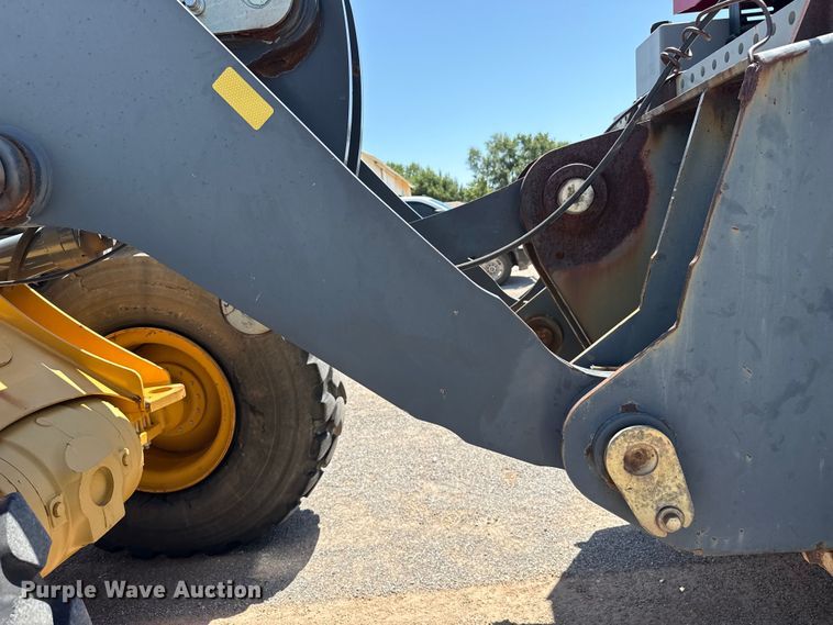 image for item EW4112 2012 John Deere 724K wheel loader